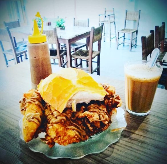 Lanchonete Pschisky - Pão com sobrecoxa desossada.